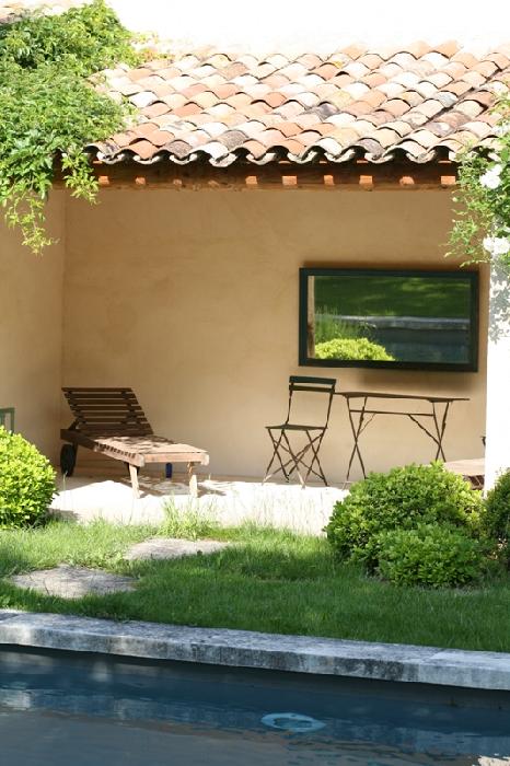 Mas in Luberon, in the heart of a nice village, with garden and swimming pool
